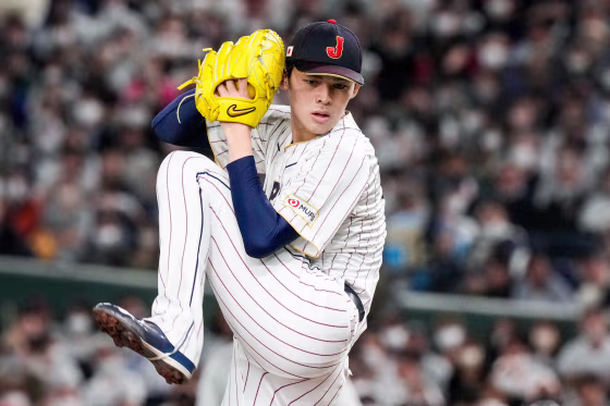Roki Sasaki pitches