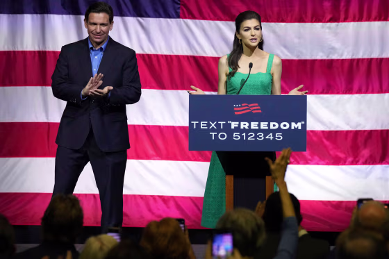 Ron DeSantis, Casey DeSantis podium usa flag american campaign