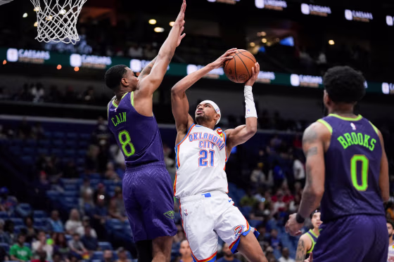 Aaron Wiggins goes to the basket against Jamal Cain