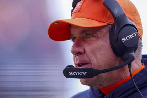 Image: Head coach Sean Payton of the Denver Broncos looks on before the game