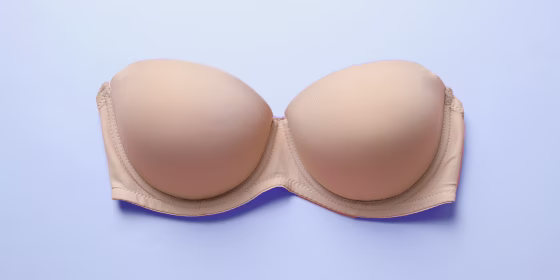 Strapless bras for large breasts have extra supportive features, like a wide band and side panels, a prominent bridge and molded cups with seams.