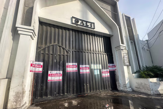 Closure notices at the entrance of Dali