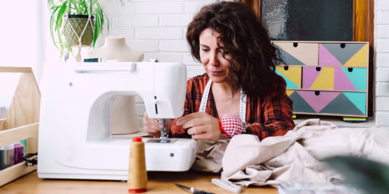 According to experts, you should expect to pay between $200 and $350 for a beginner sewing machine.
