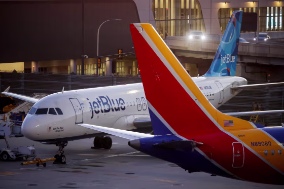 US Airlines Cut Flights, More To Come As Shutdown Drags On