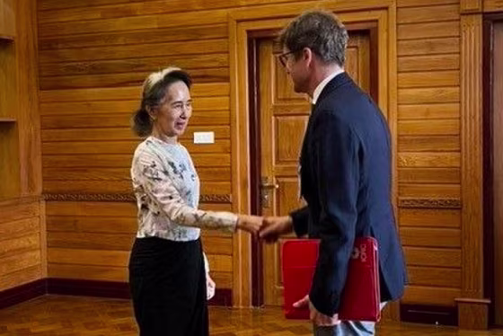 Myanmar Suu Kyi
