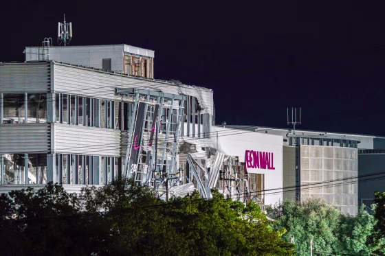 Aeon Mall Kumamoto after earthquake.
