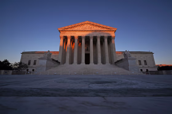 High court suspends Fourth Circuit ruling in case involving FCC advertising-rate discounts