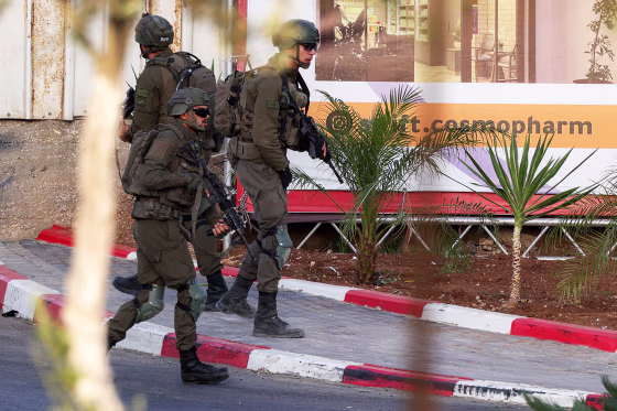 Image: Armed Israeli soldiers