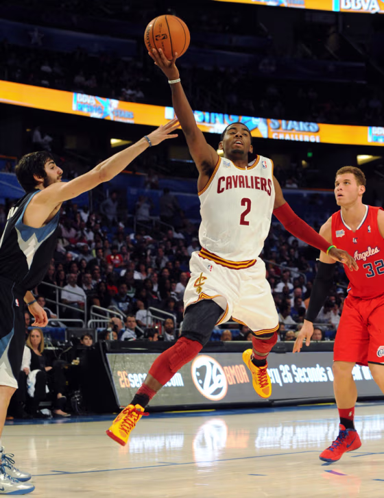 epa03120767 Team Chuck player Kyrie Irving from Cleveland Cavaliers goes to the basket against Team Shaq players Ricky Rubio from Minnesota Timberwolves and Spain as well as Blake Griffin from Los Angeles Clippers (R) in the second half of the 2012 NBA BBVA Rising Stars Challenge game at the Amway Center in Orlando, Florida, USA, 24 February 2012. EPA/GARY BOGDON CORBIS OUT