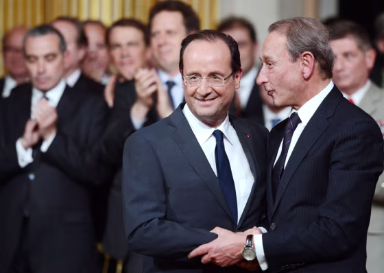French President Francois Hollande shakes hands with Paris' mayor Bertrand Delanoe during a ceremony at the city hall in Paris, France, May 15, 2012.