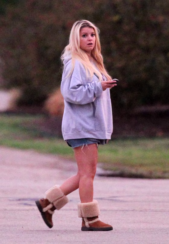 Jessica Simpson took a trip to her Texas hometown and enjoyed a sunset stroll with family, amid rumors that she's expecting her first baby.