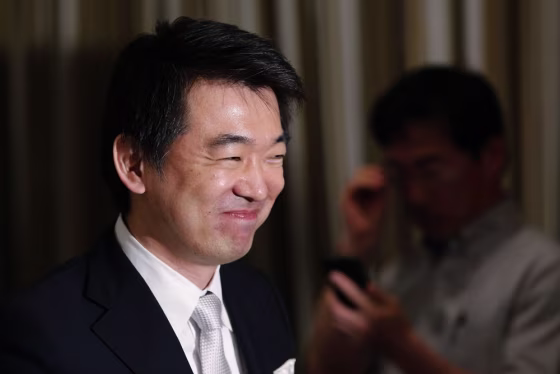 Osaka Mayor Toru Hashimoto leaves a news conference Monday.