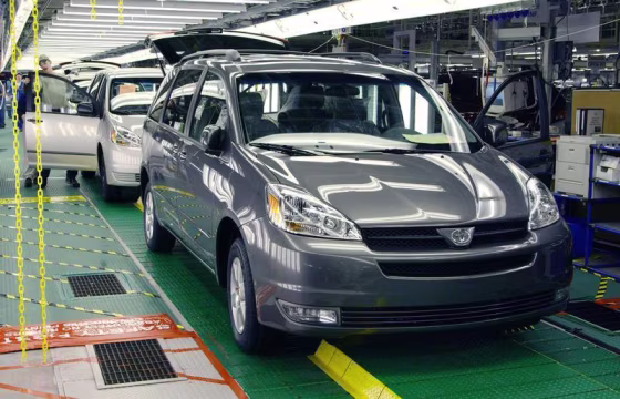 Toyota is recalling 615,000 Sienna minivans in the U.S. because of a problem with the shift lever that could result in unexpected rollaways.