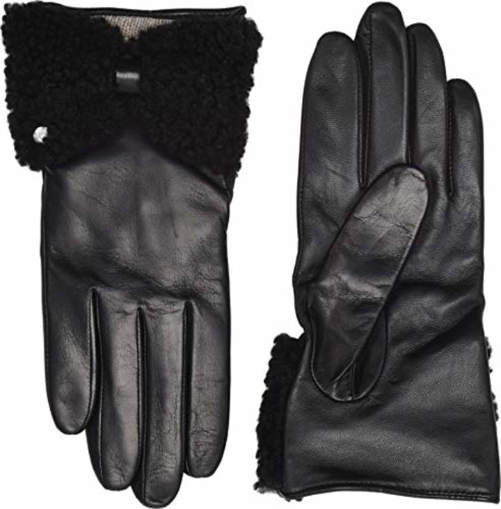 UGG Women&#039;s Tech Leather Gloves with Sheepskin Bow Black MD (Amazon)
