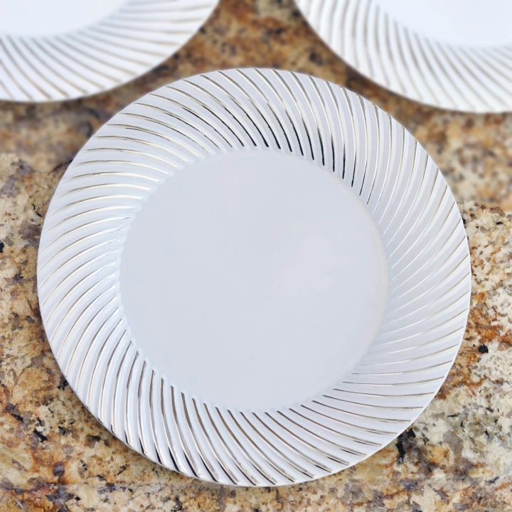 Efavormart 50 Pcs Round Disposable Plastic Plate Dinner Plates