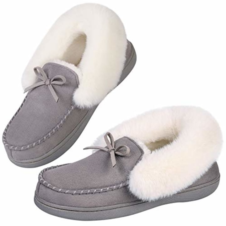 HomeIdeas Women&#039;s Faux Fur Lined Suede Comfort House Slippers, Anti-Slip Winter Indoor / Outdoor Moccasin Shoes, Gray, 7-8 B(M) US