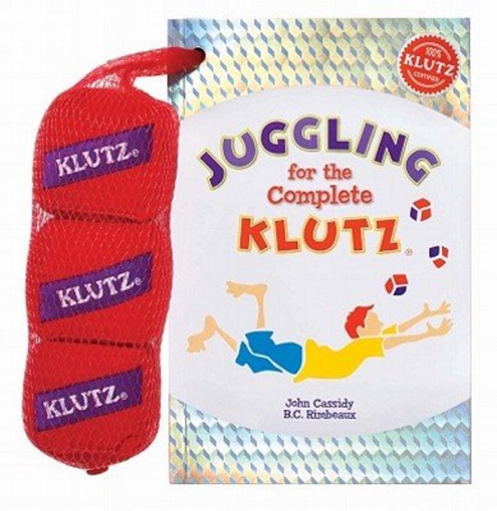 Juggling for the Complete Klutz [With Three Bean Juggling Bags]
