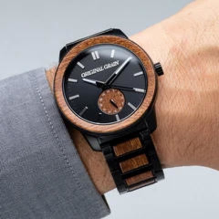 Men&#039;s Sapele Wood Paired with a Black Stainless Steel Bracelet Watch 46mm