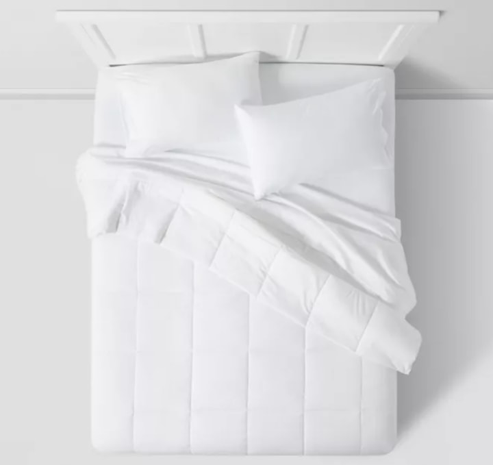 Room Essentials All Season Queen Down Alternative Comforter