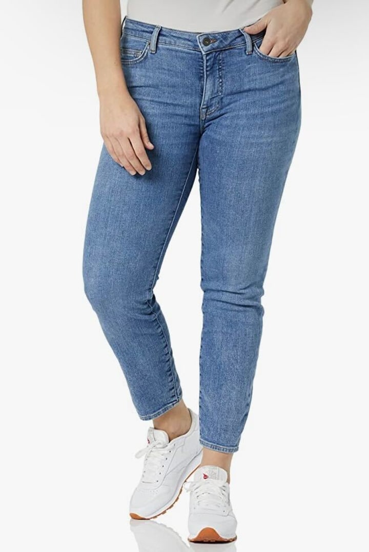 Women's Mid Rise Slim Fitted Jean