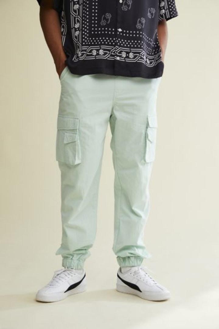 Technical cargo pants in standard fabric with adjustable cuffs