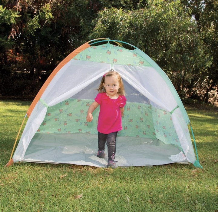 Zippered mesh front tent