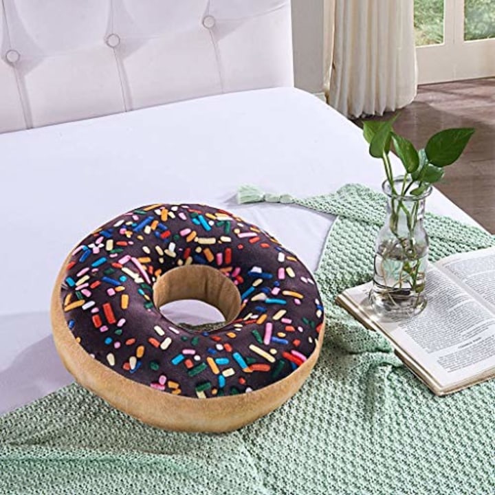 HYSEAS Round Throw Pillow 14 Inch Chocolate Donut, 3D Digital Print Decorative Comfortable Soft Plush Funny Food Shaped Pillow Light Weight Seat Pad Cushion for Couch, Chair, Floor, Sofa