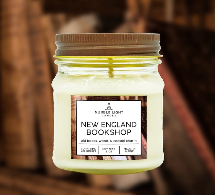 NEW ENGLAND BOOKSHOP Old Books &amp; Wood Scented Soy Candle | Bookish Candle | Book Lover&amp;#39;s Candle | Clean Burn | Robust Scent | Long Burn