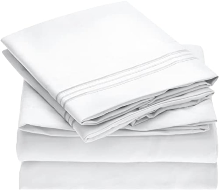 Mellanni Queen Sheet Set - Iconic Collection Bedding Sheets &amp; Pillowcases - Hotel Luxury, Extra Soft, Cooling Bed Sheets - Deep Pocket up to 16&quot; - Wrinkle, Fade, Stain Resistant - 4 PC (Queen, White)