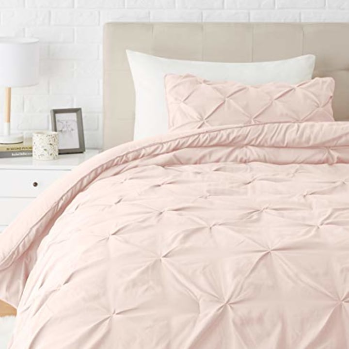 Amazon Basics Pinch Pleat Down-Alternative Comforter Bedding Set - Twin / Twin XL, Blush