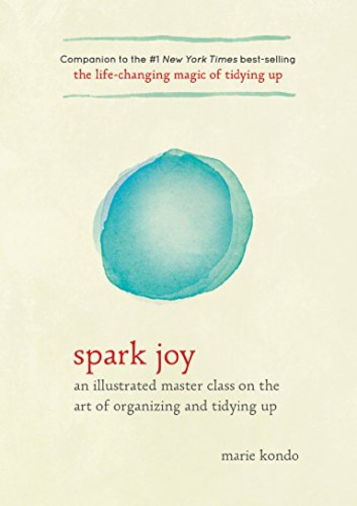 Spark Joy: An Illustrated Master Class on the Art of Organizing and Tidying Up (The Life Changing Magic of Tidying Up)