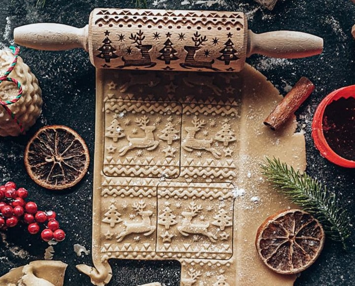 10 embossed rolling pins that are perfect for holiday baking