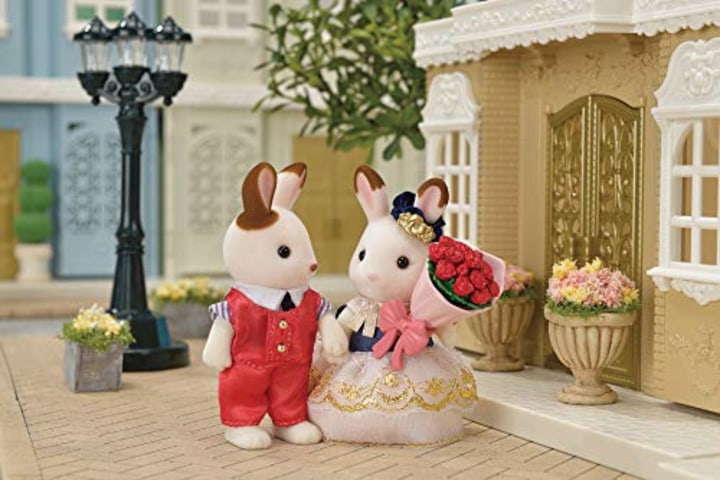 Calico Critters Cute Couple Set, Town Series, Ready to Play Set, Multi