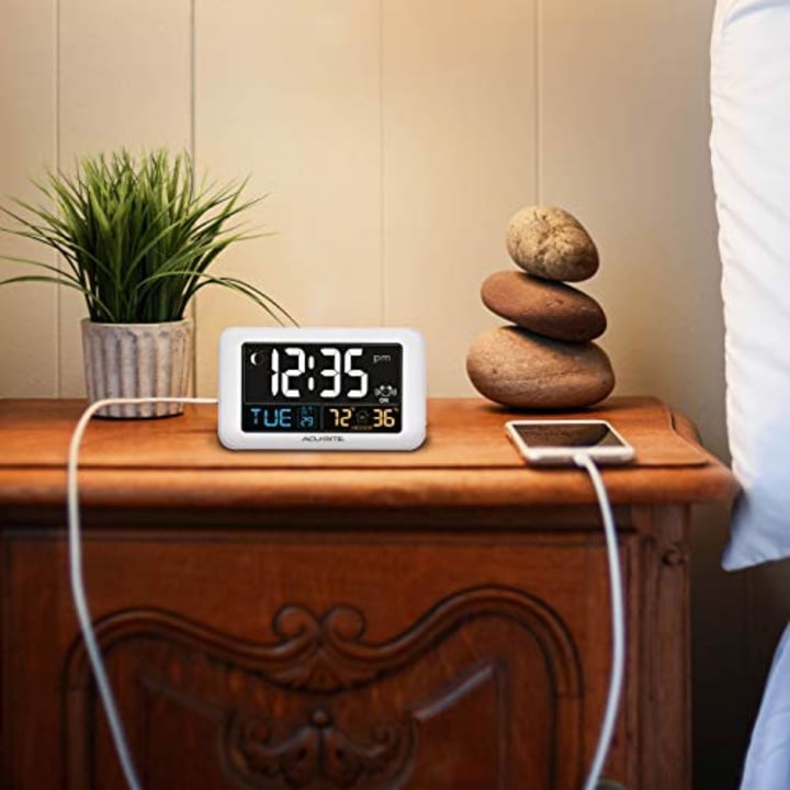 AcuRite Intelli-Time Alarm Clock with USB Charger, Indoor Temperature and Humidity (13040CA), 0.8, White
