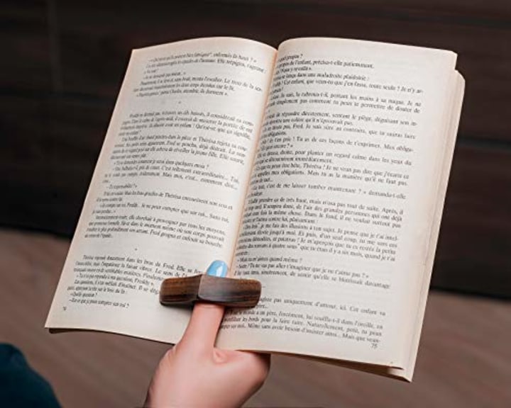 TILISMA Book Page Holder -Handmade Natural Walnut Thumb Bookmark -Novel Reading Accessories Gifts for Readers, Book Lovers Gifts, Bookworm Gifts, Literary Gifts - Book Accessories (XL 0.98 inches)