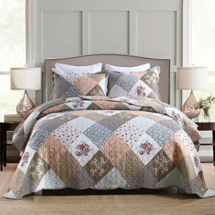 HoneiLife Quilt Set Queen Size - 3 Piece Microfiber Quilts Reversible Bedspreads Patchwork Coverlets Floral Bedding Set All Season Quilts,Mocha Rose-Queen/Full Size