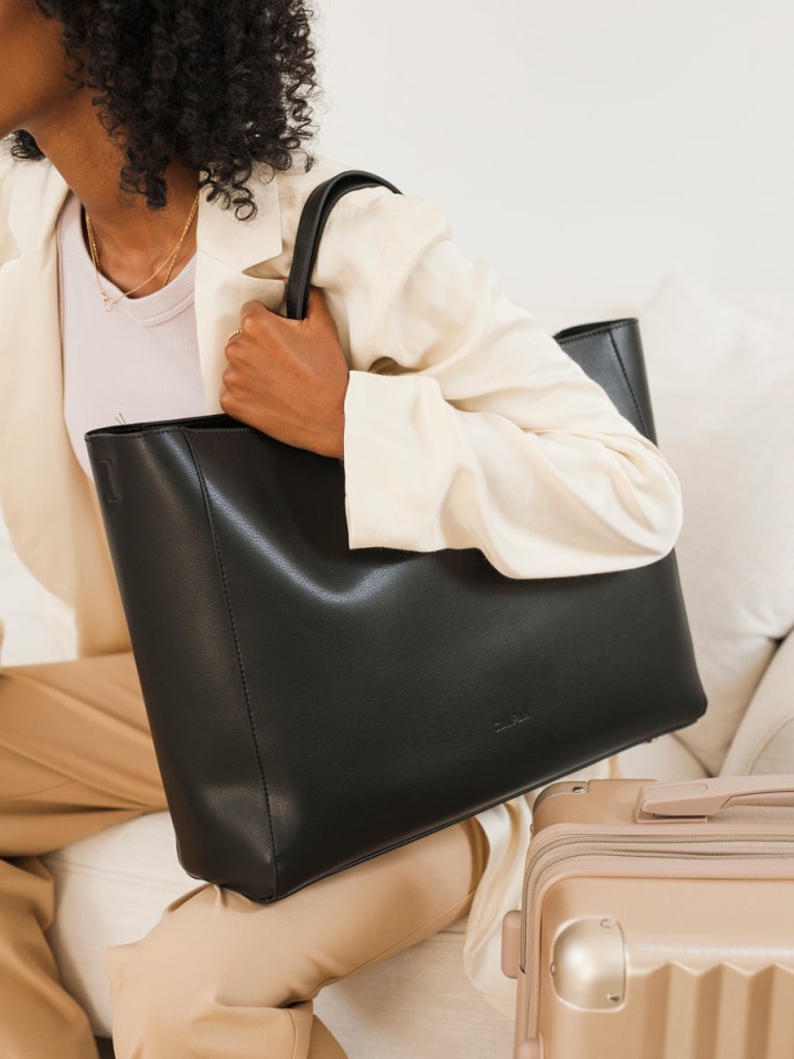 Amazon.com: LOVEVOOK Laptop Bag for Women, Large Capacity Computer Bags  Cute Shoulder Messenger Bag, Business Work Bags Tote Briefcase Purse Laptop  Sleeve Case, 15.6inch, Black Stripe Brown Pro : Electronics