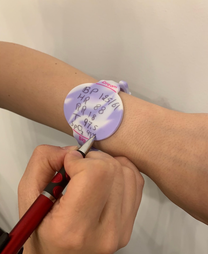 Nurse gift bracelet. Teacher gift. Police officer gifts. Veterinarian gift. Vet tech gift. Silicone notes wristband erasable.