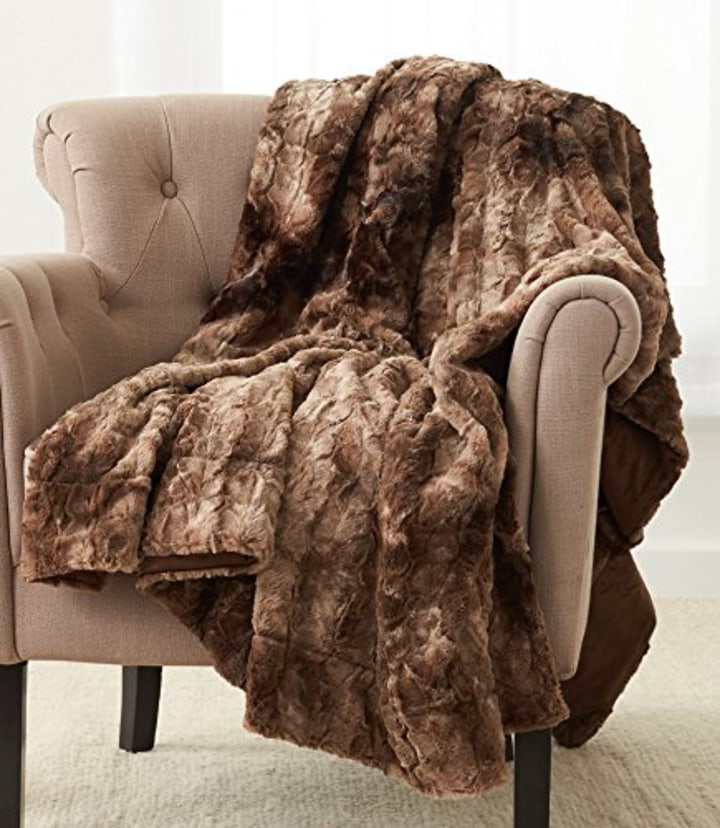 Amazon Brand - Pinzon Faux Fur Throw Blanket 63&quot; x 87&quot;, Alpine Brown