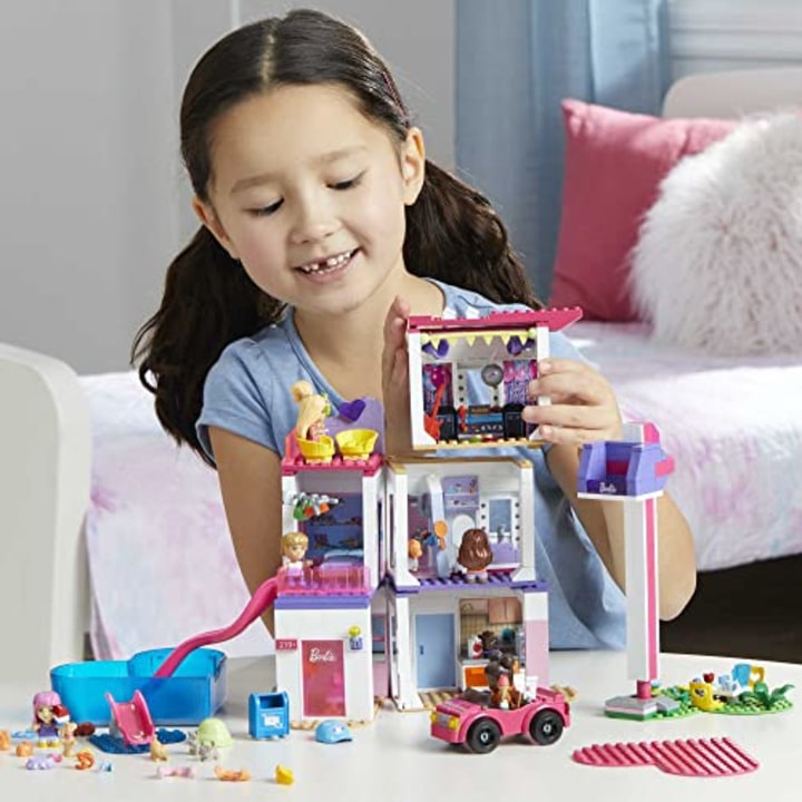 Mega Barbie Color Reveal Building Toys Dreamhouse with 30+ Surprises, 5 Micro Dolls and 6 Pets, Ages 4 and up