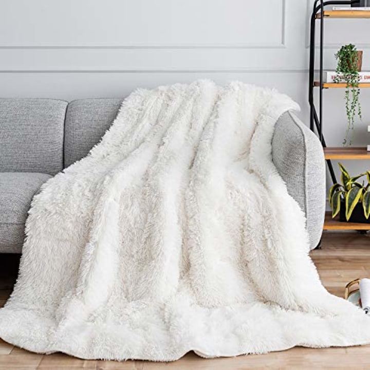 Uttermara Shaggy Faux Fur Weighted Blanket 15lbs, Super Soft Plush Fleece and Cozy Sherpa Reverse, Decorative Long Fur Throw Blankets 60&quot;x80&quot; Cream