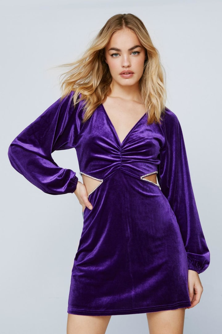 Casual and Glamorous: Women's Long Sleeve Velvet Mini Dress with