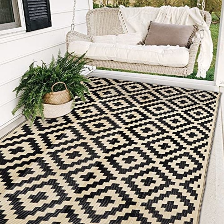 SAND MINE Reversible Mats, Plastic Straw Rug, Modern Area Rug, Large Floor Mat and Rug for Outdoors, RV, Patio, Backyard, Deck, Picnic, Beach, Trailer, Camping, Black &amp; Beige, 5&#039; x 8&#039;
