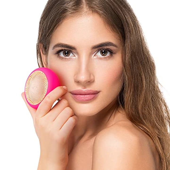 FOREO UFO 2 Supercharged Face Mask - Full LED Spectrum &amp; Red Light Therapy for Face - Warming -Face Moisturizer - Dark Spot &amp; Acne Scar Treatment for Face - Anti Aging - Nourishing - Fuchsia