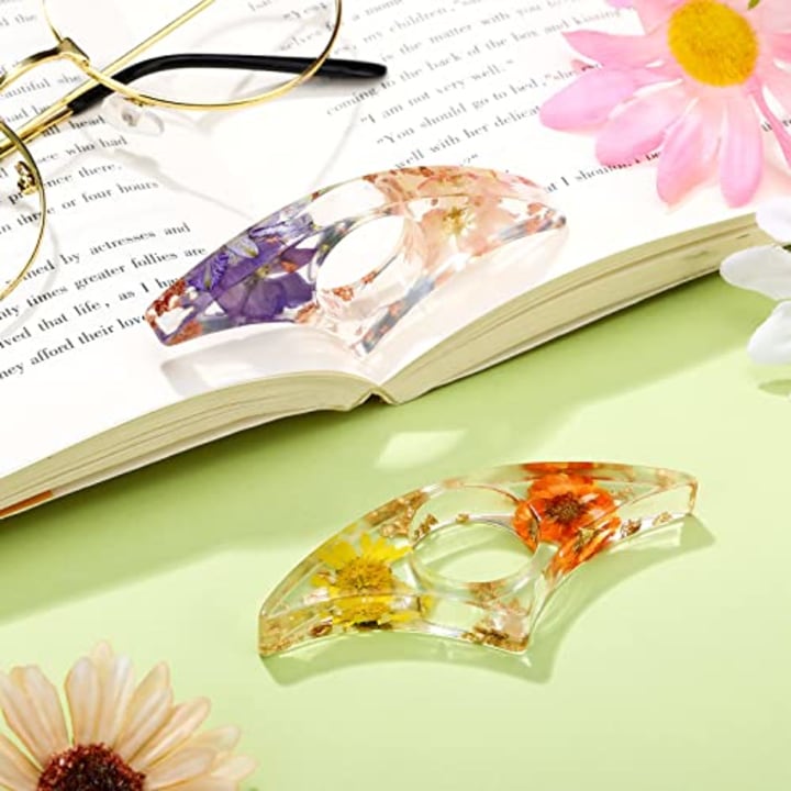 2 Pieces Dried Flower Resin Book Page Holder Transparent Thumb Ring Page Holder Handmade Personalized Flower Resin Bookmark Book Reading Accessories for Teachers Book Lovers Literary (Adorable Style)