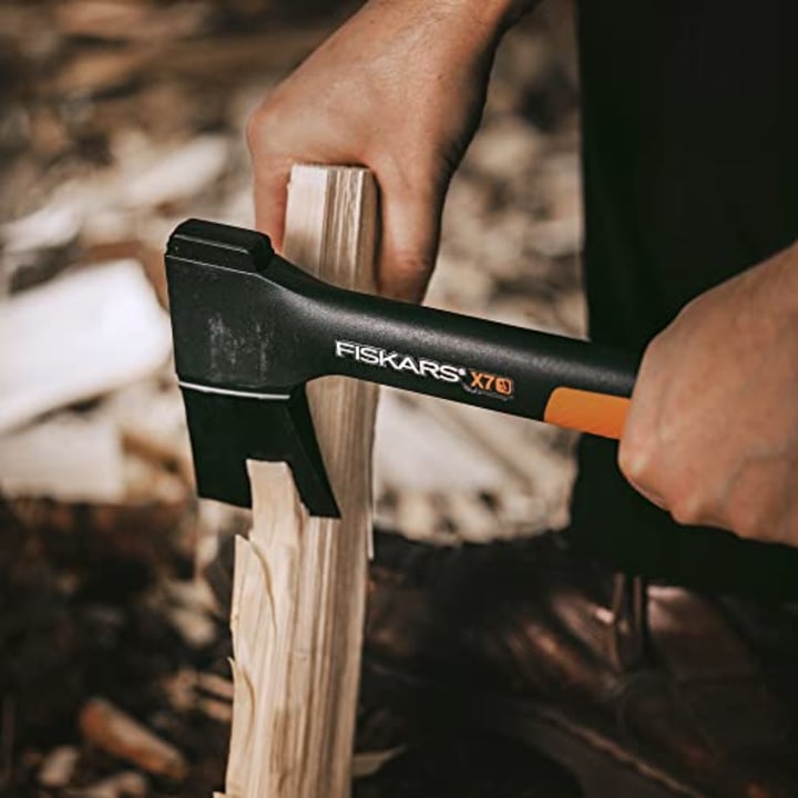 Fiskars X7 Hatchet - Wood Splitter for Chopping Small to Medium Size Kindling with 14&quot; Handle and Low-friction Blade Coating