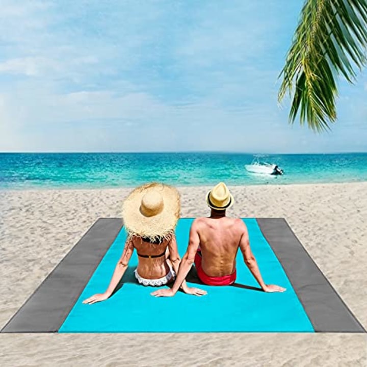 ISOPHO Beach Blanket, 79&#039;&#039;x83&#039;&#039; Picnic Blankets Waterproof Sandproof for 4-7 Adults, Oversized Lightweight Beach Mat, Portable Picnic Mat, Sand Proof Mat for Travel, Camping, Hiking, Packable w/Bag