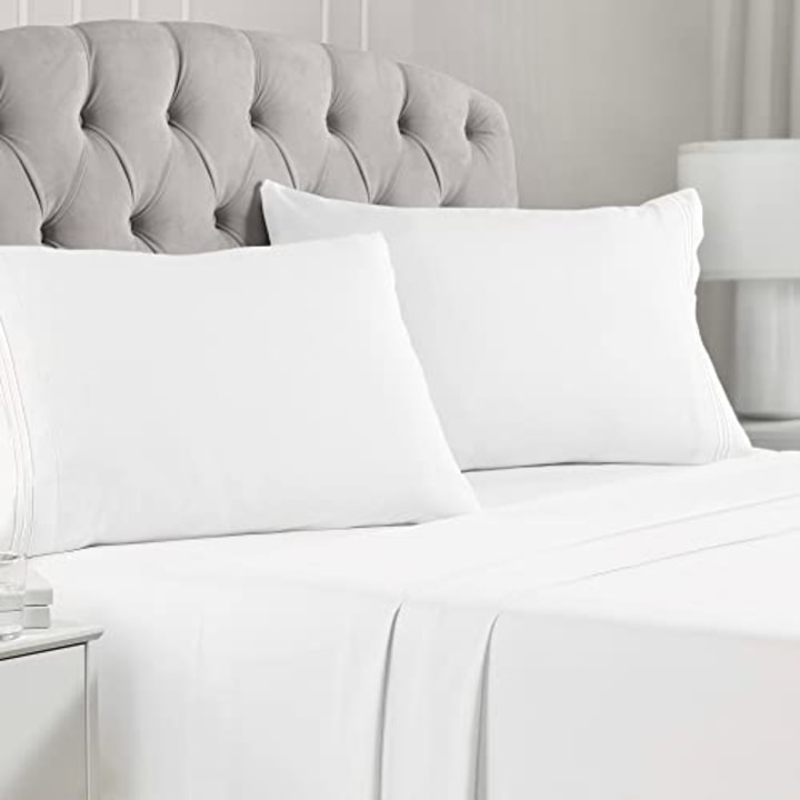 Mellanni Queen Sheet Set - 4 Piece Iconic Collection Bedding Sheets &amp; Pillowcases - Hotel Luxury, Extra Soft, Cooling Bed Sheets - Deep Pocket up to 16&quot; - Wrinkle, Fade, Stain Resistant (Queen, White)