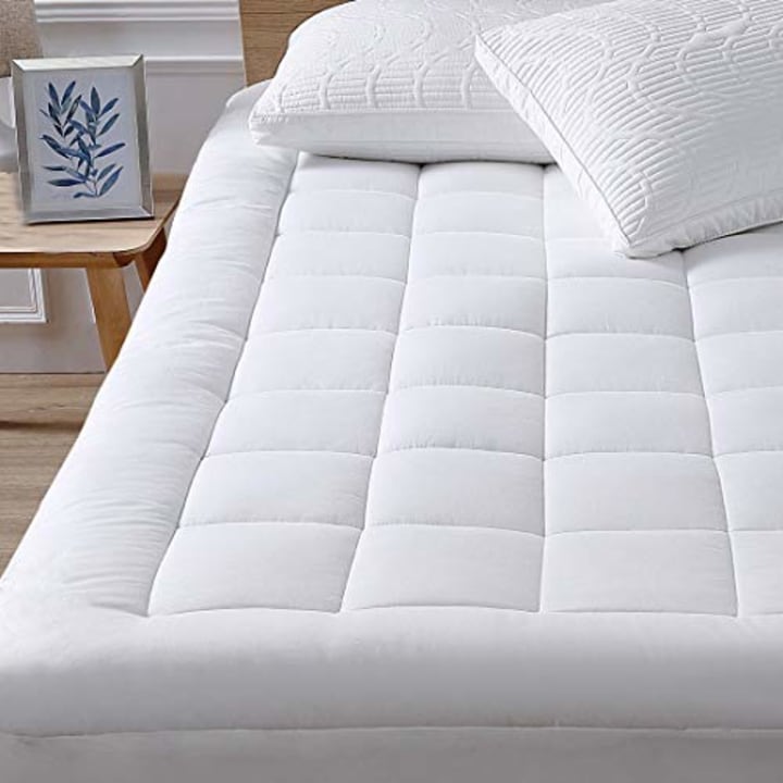 oaskys Queen Mattress Pad Cover Cooling Mattress Topper Cotton Top Pillow Top with Down Alternative Fill (8-21\" Fitted Deep Pocket Queen Size)