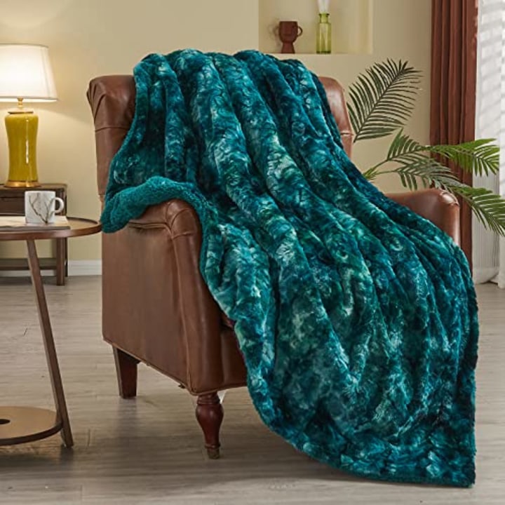 NEWCOSPLAY Super Soft Faux Fur Throw Blanket for Couch Tie-dye Dark Teal Sherpa Fuzzy Plush Warm Blanket for Sofa Bed (Tie-dye Dark Teal, Throw(50&quot;x60&quot;))